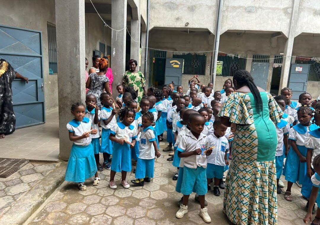 Élèves de maternelle dans la cour de l’école